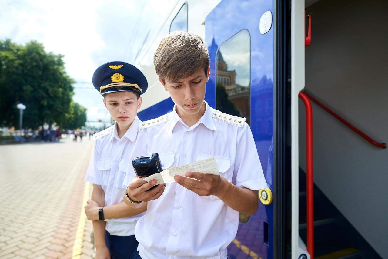 Рейс Укрзализныци обслуживали дети: как прошла поездка с юными железнодорожниками (фото)